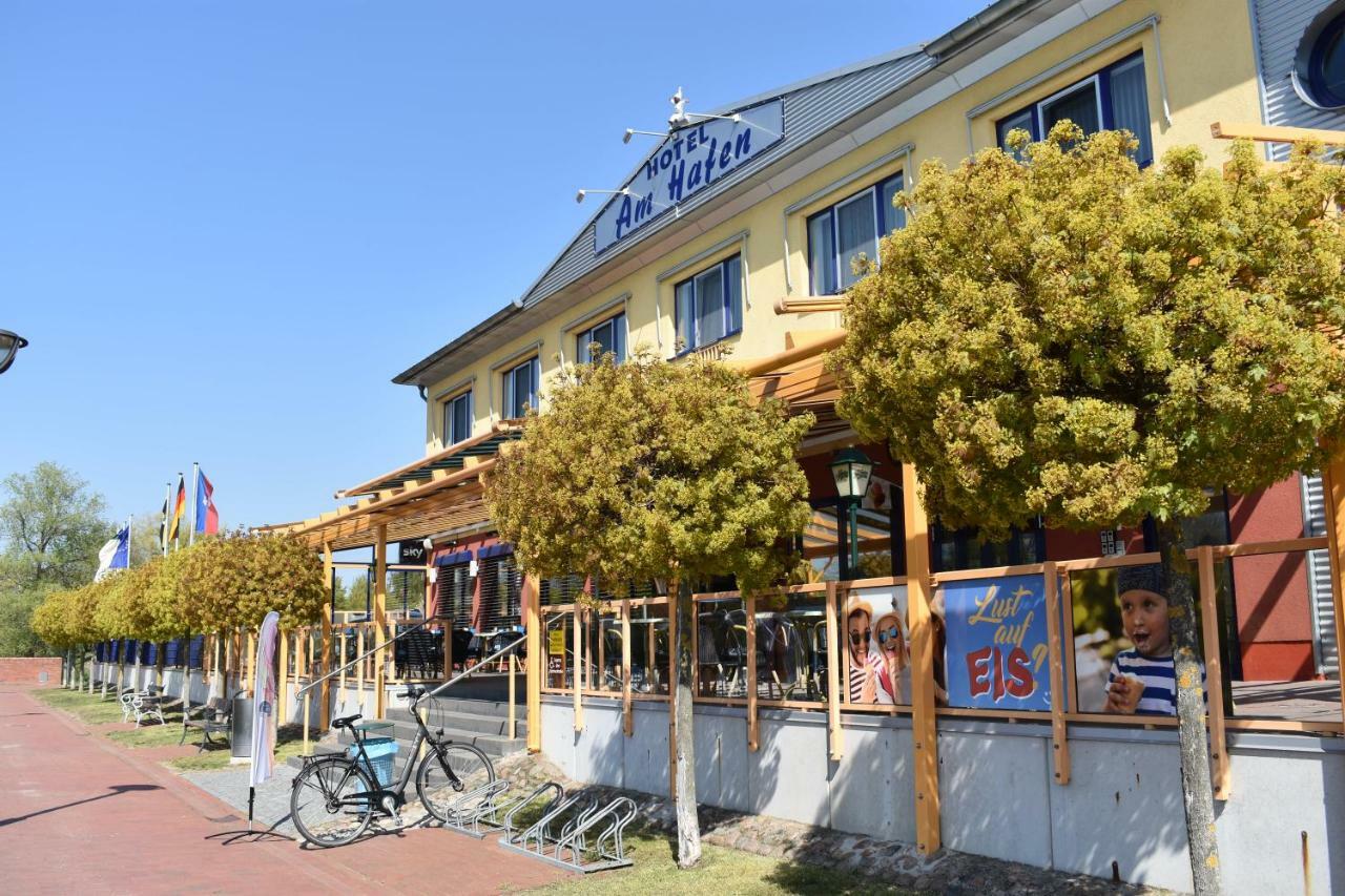 Hotel Garni "Am Hafen" ハーフェルベルク エクステリア 写真
