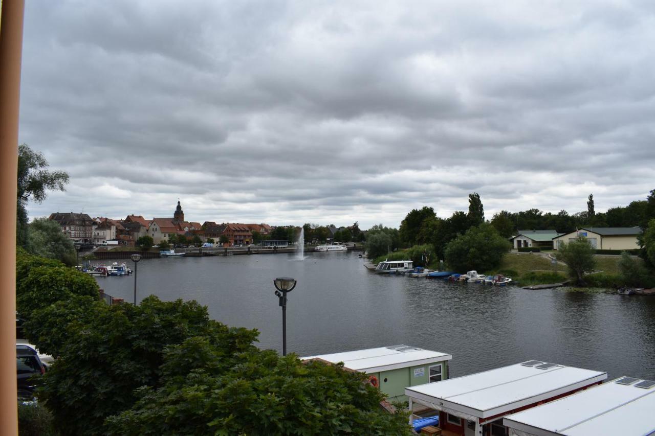 Hotel Garni "Am Hafen" ハーフェルベルク エクステリア 写真