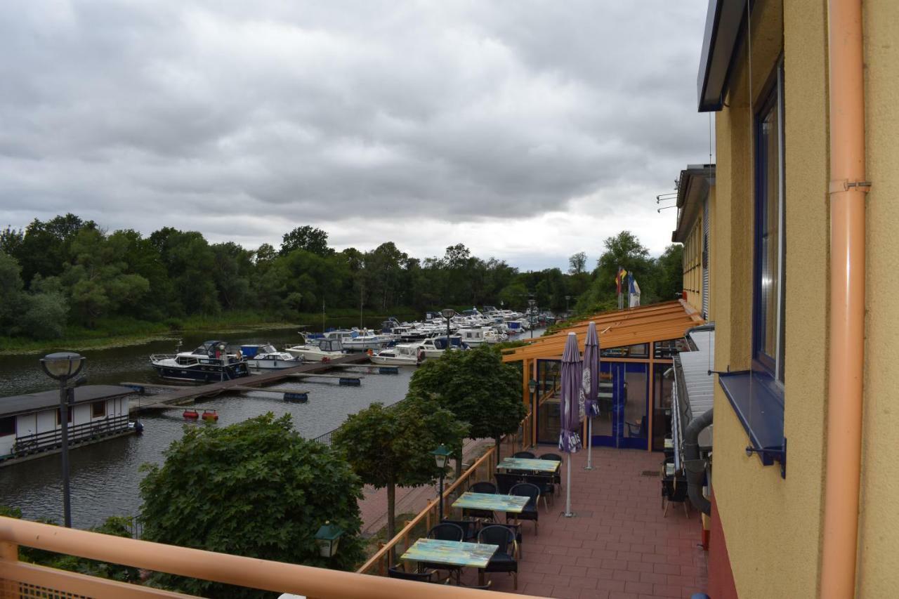 Hotel Garni "Am Hafen" ハーフェルベルク エクステリア 写真